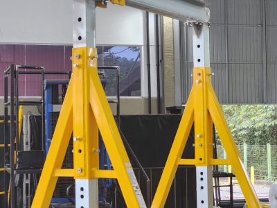 Pórtico de içamento de Cargas MONTEEUSE - Pórtico ajustável em altura ou largura, com capacidade de carga alta e formato customizável conforme a necessidade do cliente. Segurança no içamento e movimentação de cargas pesadas.