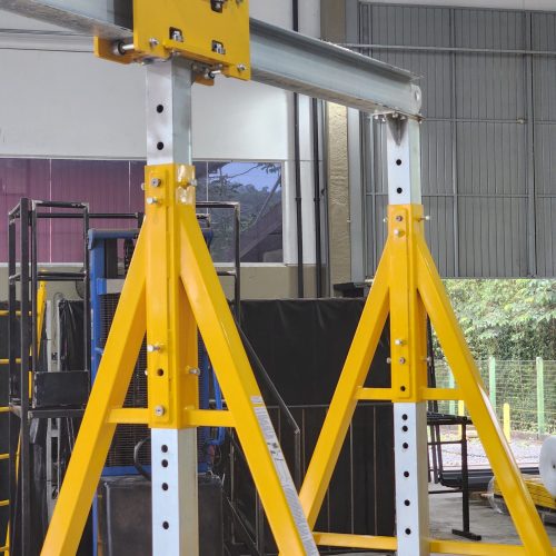 Pórtico de içamento de Cargas MONTEEUSE - Pórtico ajustável em altura ou largura, com capacidade de carga alta e formato customizável conforme a necessidade do cliente. Segurança no içamento e movimentação de cargas pesadas.