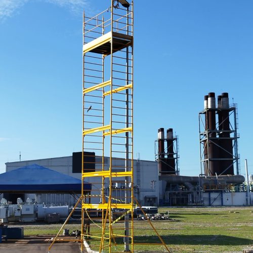 Andaime Plataforma Original MONTEEUSE PI0702779-6 Produto patenteado - Segurança em altura para manutenção industrial ou construção civil, garantindo acesso seguro pela escada incorporada, Guarda-corpos e Rodapés conforme NR-18, conjunto de piso antiderrapante e forração completa, com alçapão de acesso seguro. Pode ser apoiado com sapatas ajustáveis ou rodízios para movimentação segura da estrutura. Totalmente normatizado, com ART de fabricação recolhida junto ao CREA, Memorial de cálculo, Manual de montagem, Checklist de montagem, Projeto de montagem e Treinamento tipo seminário online com certificados nominais a cada participante. Destaque nas maiores indústrias do Brasil, tendo como clientes a VALE, CSN, Usiminas, Petrobrás, GERDAU, CEMIG, Raízen, JBS SEARA, Marfrig, Usaçucar, Bunge, ADM do Brasil, Syngenta, SENAI, Cofco, Hydro Alunorte, entre outros.