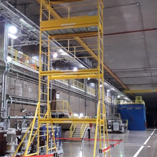 Andaime Plataforma Original MONTEEUSE PI0702779-6 Produto patenteado - Segurança em altura para manutenção industrial ou construção civil, garantindo acesso seguro pela escada incorporada, Guarda-corpos e Rodapés conforme NR-18, conjunto de piso antiderrapante e forração completa, com alçapão de acesso seguro. Pode ser apoiado com sapatas ajustáveis ou rodízios para movimentação segura da estrutura. Totalmente normatizado, com ART de fabricação recolhida junto ao CREA, Memorial de cálculo, Manual de montagem, Checklist de montagem, Projeto de montagem e Treinamento tipo seminário online com certificados nominais a cada participante. Destaque nas maiores indústrias do Brasil, tendo como clientes a VALE, CSN, Usiminas, Petrobrás, GERDAU, CEMIG, Raízen, JBS SEARA, Marfrig, Usaçucar, Bunge, ADM do Brasil, Syngenta, SENAI, Cofco, Hydro Alunorte, entre outros.